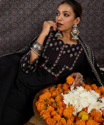 Black printed a-line kurta trousers with dupatta set 1