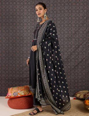 Black printed a-line kurta trousers with dupatta set 3