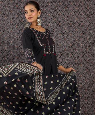 Black printed a-line kurta trousers with dupatta set 4