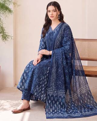 Blue printed a-line kurta trousers with dupatta set 1