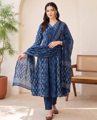 Blue printed a-line kurta trousers with dupatta set 3