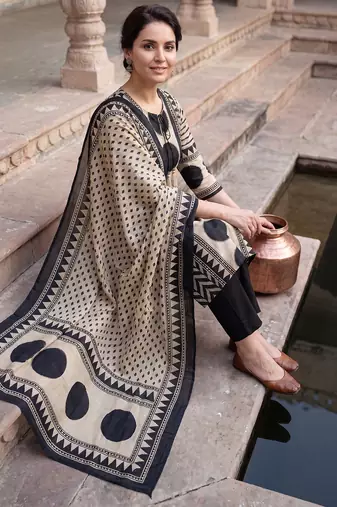 Cream printed straight kurta trousers with dupatta set