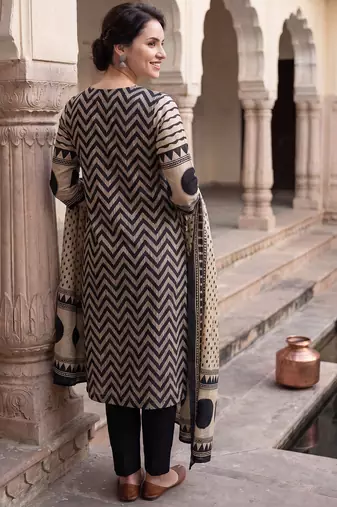 Cream printed straight kurta trousers with dupatta set