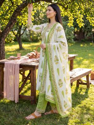 Off white printed a-line kurta trousers with dupatta set 4