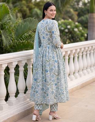 White printed a-line kurta trousers with dupatta set 3