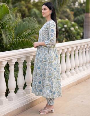White printed a-line kurta trousers with dupatta set 4