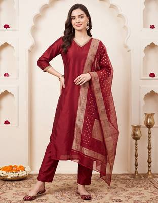Maroon solid straight kurta trousers with dupatta set 3