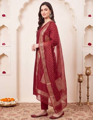 Maroon solid straight kurta trousers with dupatta set 4