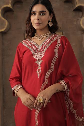 Red embroidered straight kurta trousers with dupatta set