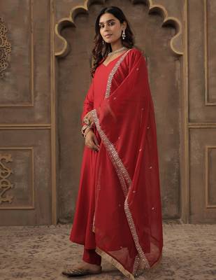Red solid a-line kurta trousers with dupatta set 3
