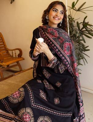 Black embroidered straight kurta palazzo with dupatta set 1