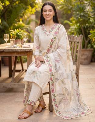 Off white embroidered straight kurta trousers with dupatta set 1