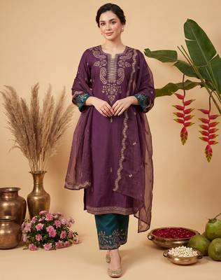 Burgundy embroidered straight kurta trousers with dupatta set 3
