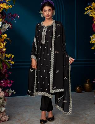 Black straight embroidered kurta trousers with dupatta set 1