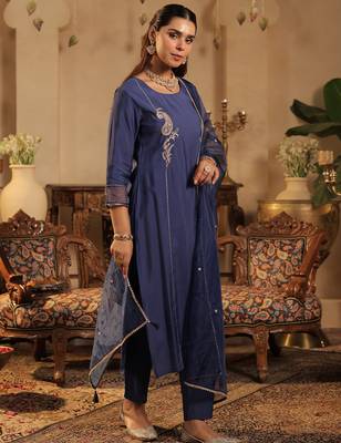 Blue embroidered straight kurta trousers with dupatta set 3