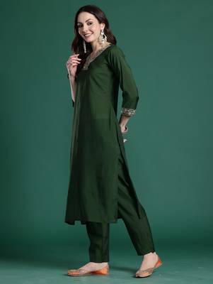 Green embroidered straight kurta trousers with dupatta set 3