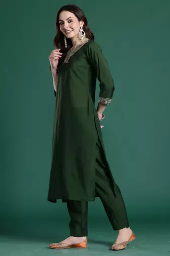 Green embroidered straight kurta trousers with dupatta set