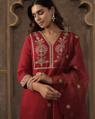 Maroon embroidered straight kurta trousers with dupatta set 1