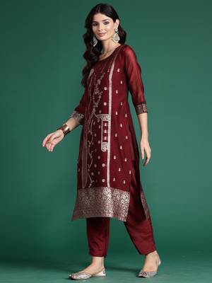 Maroon woven design straight kurta trousers with dupatta set 3