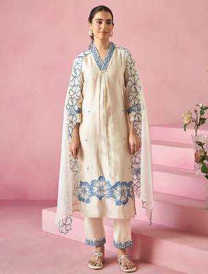 Off white embroidered straight kurta trousers with dupatta set 1