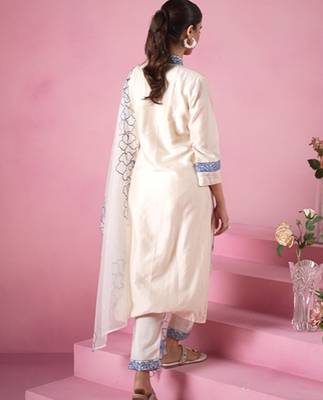 Off white embroidered straight kurta trousers with dupatta set 2