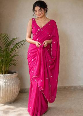 Partywear crush saree with elegant flower butti handwork and statement border 1