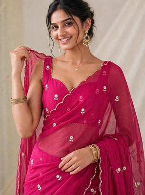 Partywear crush saree with elegant flower butti handwork and statement border 4