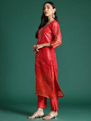Red printed straight kurta trousers with dupatta set 2
