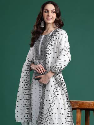 White woven design straight kurta trousers with dupatta set 1