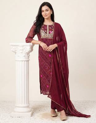 Burgundy embroidered straight kurta trousers with dupatta set 2
