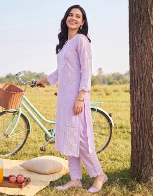 Lavender embroidered straight kurta trousers with dupatta set 4