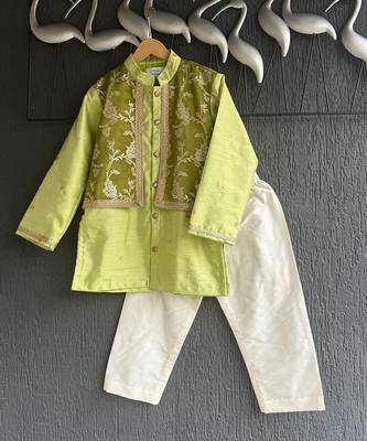 Lime green embroidered cotton silk Men Kurta Set 3