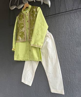 Lime green embroidered cotton silk Men Kurta Set 6