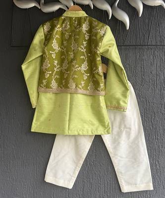 Lime green embroidered cotton silk Men Kurta Set 9