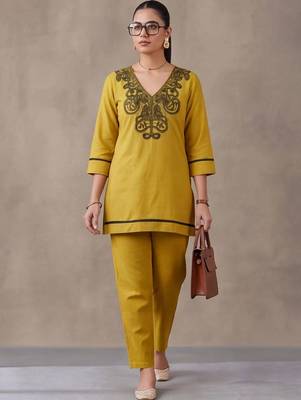 women ethnic motifs regular thread work cotton kurta with trousers 1