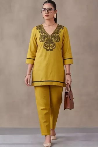 women ethnic motifs regular thread work cotton kurta with trousers