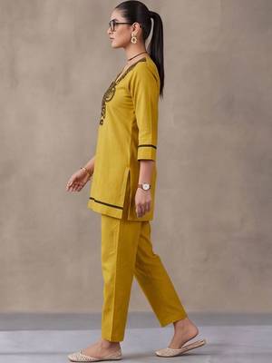 women ethnic motifs regular thread work cotton kurta with trousers 2