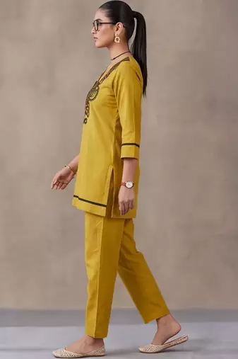 women ethnic motifs regular thread work cotton kurta with trousers