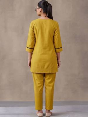 women ethnic motifs regular thread work cotton kurta with trousers 3