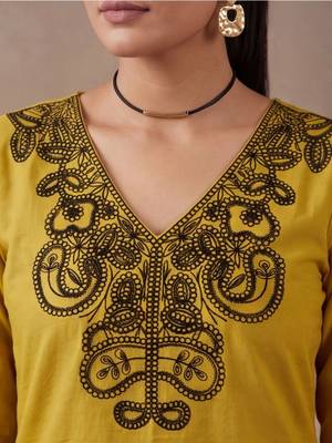 women ethnic motifs regular thread work cotton kurta with trousers 4