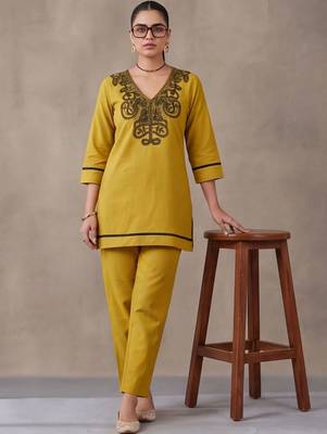 women ethnic motifs regular thread work cotton kurta with trousers 5