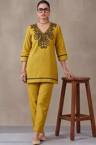 women ethnic motifs regular thread work cotton kurta with trousers