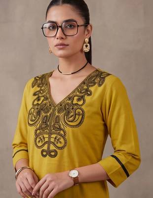 women ethnic motifs regular thread work cotton kurta with trousers 6