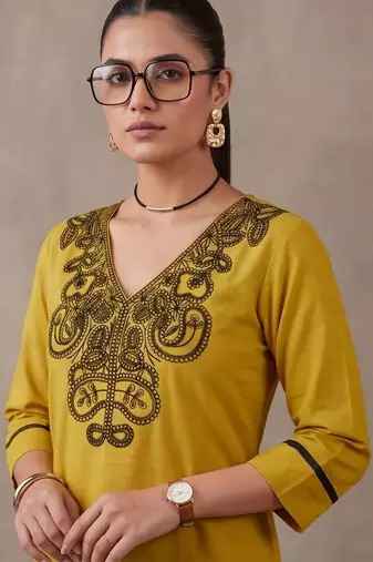 women ethnic motifs regular thread work cotton kurta with trousers
