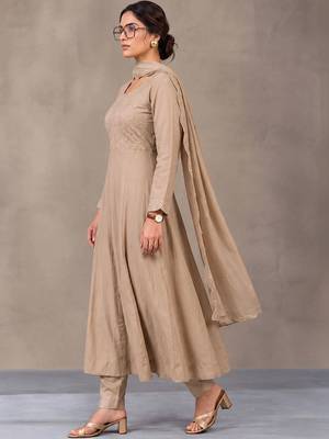 women ethnic embroidered empire thread work kurta with trousers with dupatta 2
