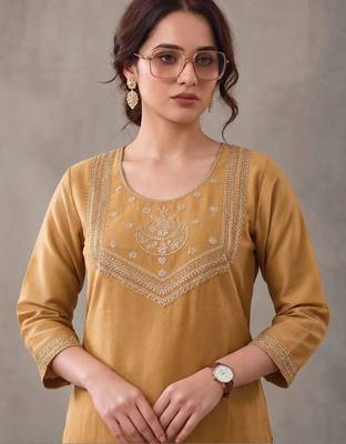 women ethnic motifs embroidered regular thread work kurta with trousers & dupatta 6