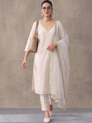 women ethnic motifs regular kurta with trousers with dupatta 1
