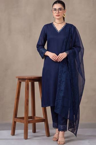 women ethnic motifs embroidered regular thread work kurta with trousers & with dupatta