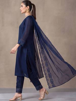 women ethnic motifs embroidered regular thread work kurta with trousers & with dupatta 2