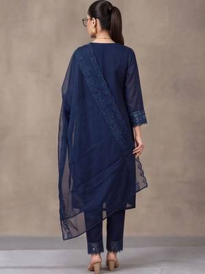 women ethnic motifs embroidered regular thread work kurta with trousers & with dupatta 3